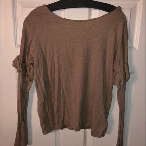 New never worn Stylish top w ruffle sleeve!